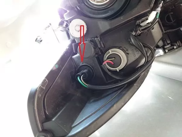 Открутите патрон лампы для Mazda 6 размером, повернув его влево.