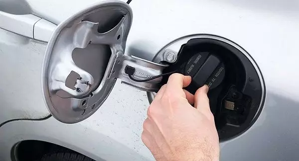 Откройте крышку топливного бака на Mazda 6 GG