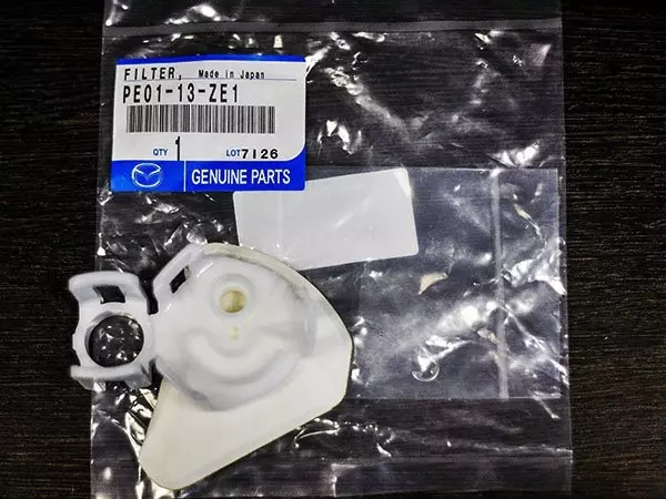 Топливный фильтрующий элемент (сетка) грубой очистки Mazda - PE01-13-ZE1