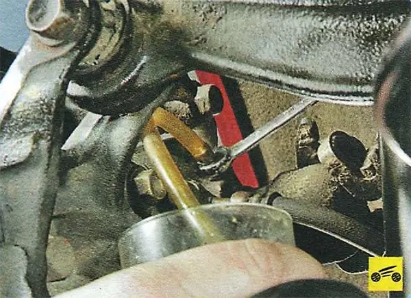 Открутите выпускной клапан на 1 / 2-3 / 4 оборота. Старая (грязная) тормозная жидкость начнет вытекать из шланга. В этот момент педаль тормоза должна плавно опуститься до упора. Как только жидкость перестанет течь, закрутите воздушный клапан.