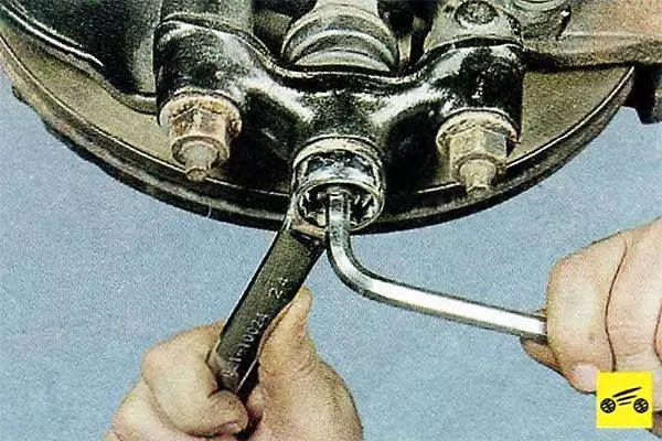 Отверните гайку крепления шарового пальца нижнего рычага передней подвески к монтажному кронштейну