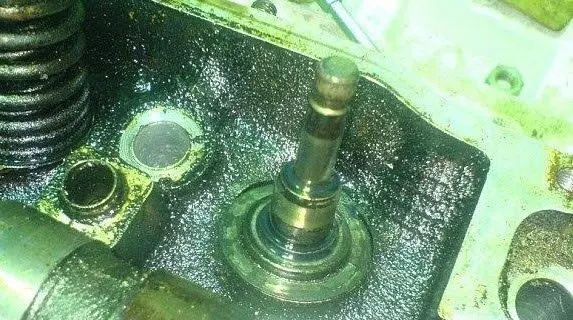 Снятие уплотнений штока клапана Mazda 626