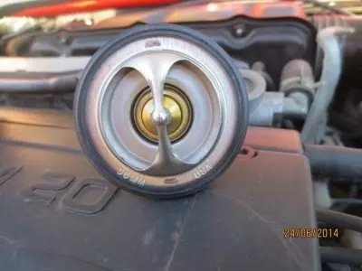 замена термостата Mazda demio