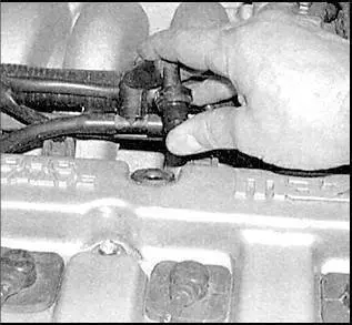 Проверка и замена воздушного клапана картера на автомобиле Mazda 626