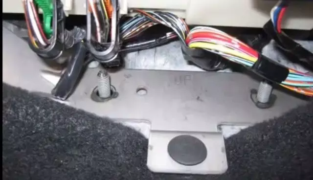 Установка металлического кронштейна для крепления карты Mazda 3