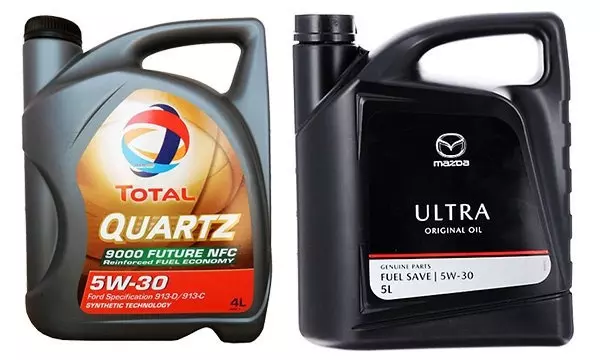 Total Quartz 9000 Future NFC 5w-30 (слева) и Mazda Original Oil Ultra 5w-30 (справа)