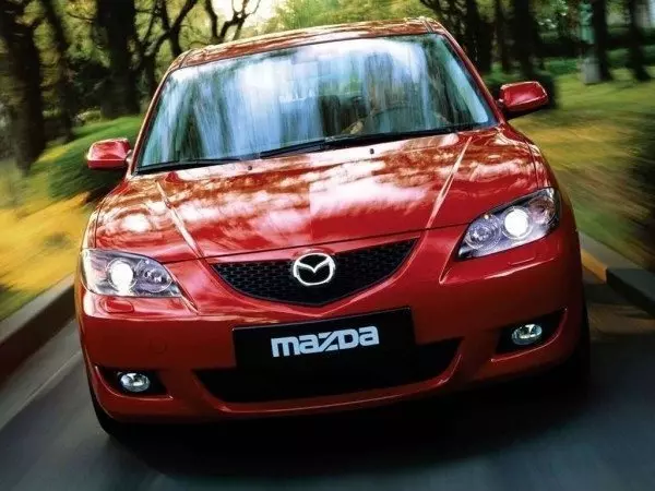Линза противотуманной фары Mazda 3 расположена довольно близко к дороге, что не способствует ее долговечности