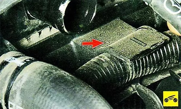 Вытащите проводку из держателя (патрубок отвода радиатора снят для наглядности) и отодвиньте его от расширительного бачка.