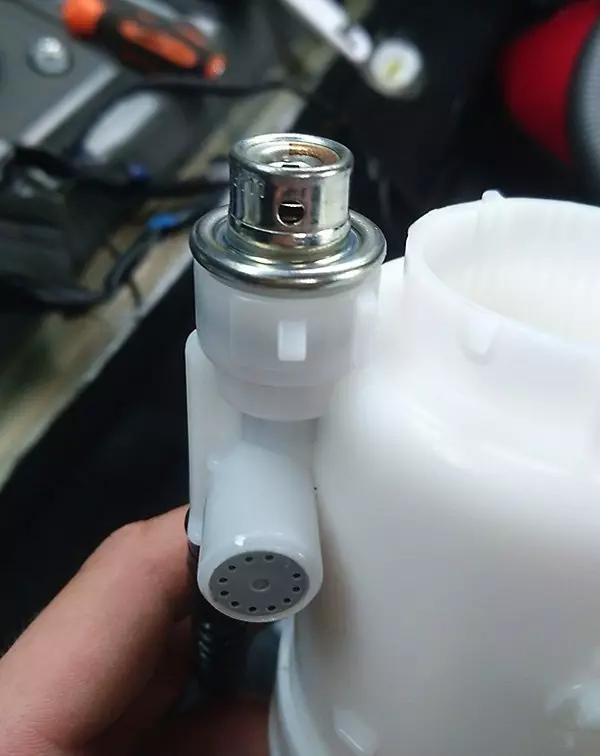 Установить регулятор давления в корпус фильтра тонкой очистки.