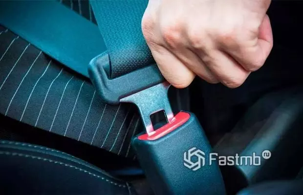 Ремни безопасности в машине