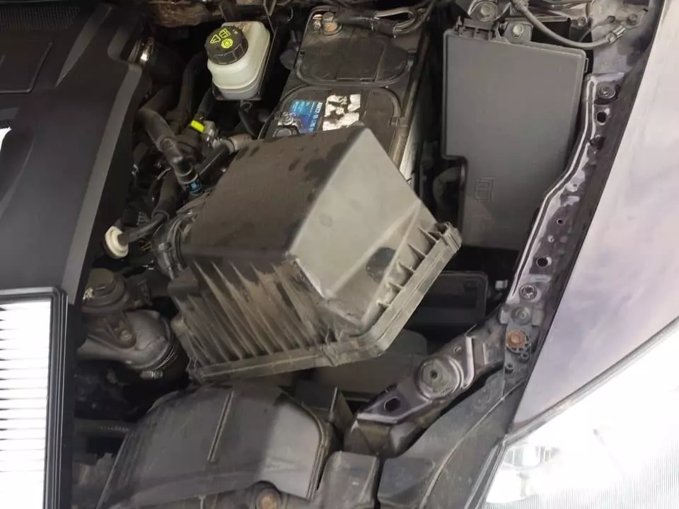 Замена воздушного фильтра в автомобиле Mazda CX-7