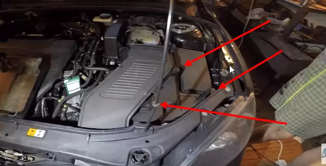 Снимите крышку, чтобы получить доступ к воздушному фильтру двигателя Mazda 3 2.0
